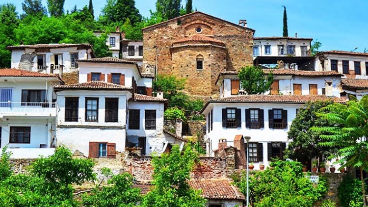 Birgi tarihi sokakları ve taş evleri